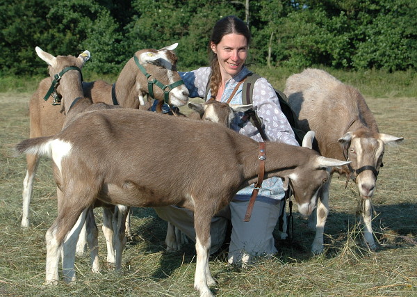 Svenja mit ihren Ziegen